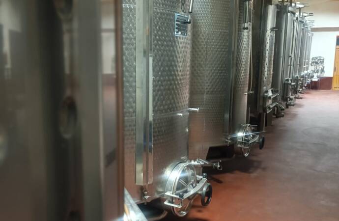 Bild der Tanks im Weinkeller