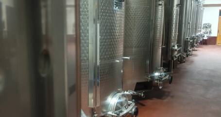 Bild der Tanks im Weinkeller