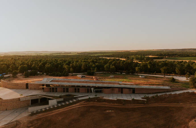 Luftaufnahme der Weinberge und des Weinguts.