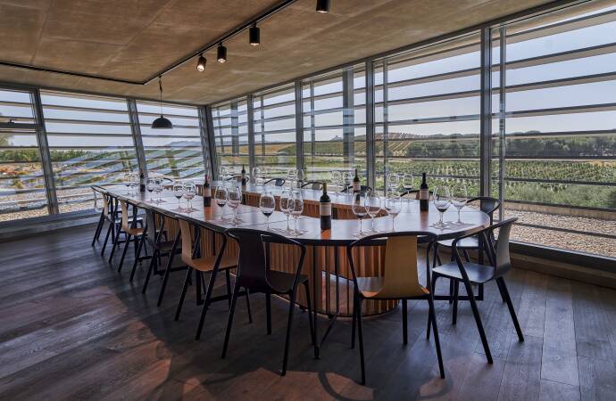 Imagen de la sala de catas de la bodega.