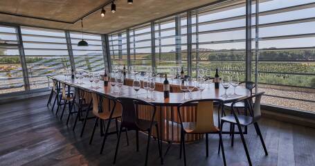 Ein Blick in den Verkostungsraum des Weinguts.