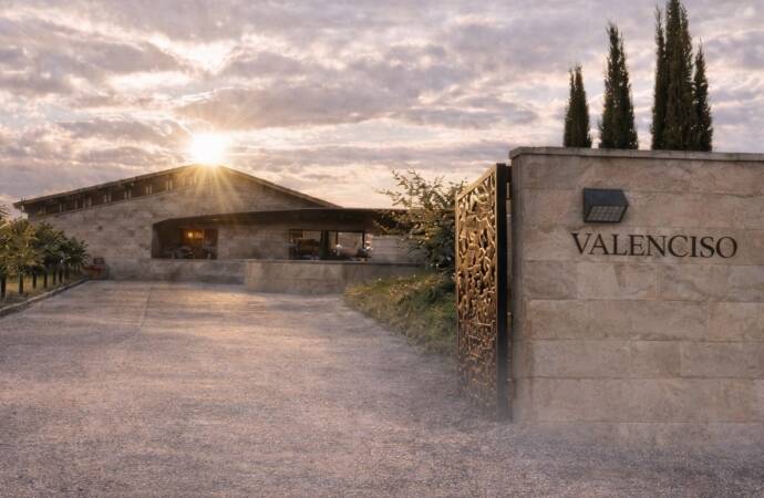 Imagen de la entrada y de la fachada de la bodega.