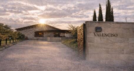 Imagen de la entrada y de la fachada de la bodega.
