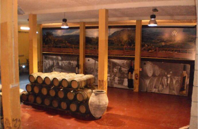 Imagen de barricas en el interior de la bodega.