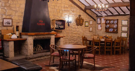 Bild eines Wohnzimmers im Weinkeller.