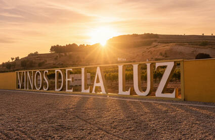 Imagen de la fachada con el nombre de la bodega.