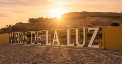 Foto der Fassade mit dem Namen des Weinguts.