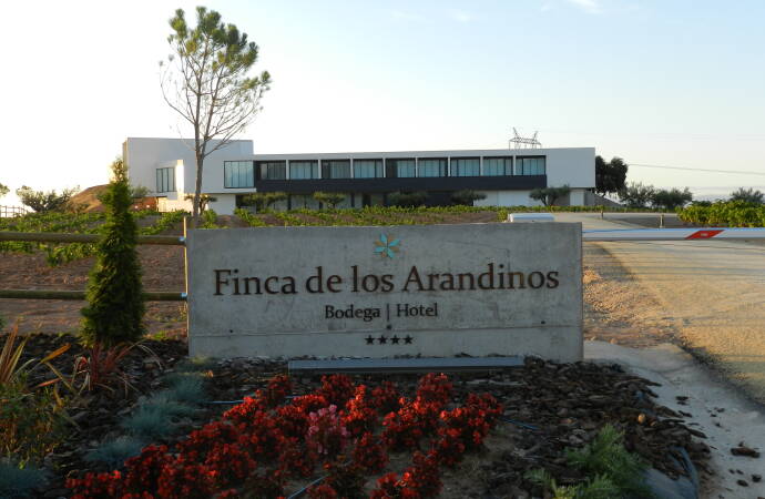 Bild vom Eingang zum Hotel und zum Weinkeller.