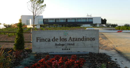 Bild vom Eingang zum Hotel und zum Weinkeller.