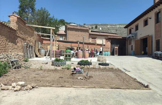 Ein Blick auf den Innenhof des Weinguts.