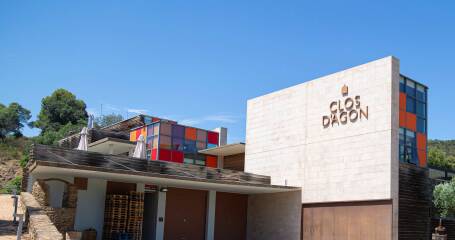 Imagen de la fachada del edificio principal de la bodega.