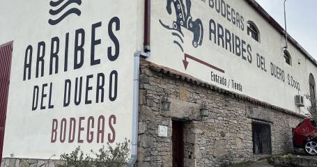 Imagen de la fachada exterior de la bodega.