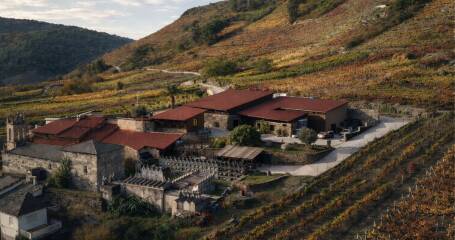 Imagen desde el aire del exterior de la bodega y los viñedos