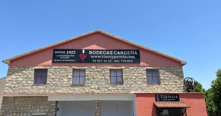 Foto de la fachada delantera de la bodega.