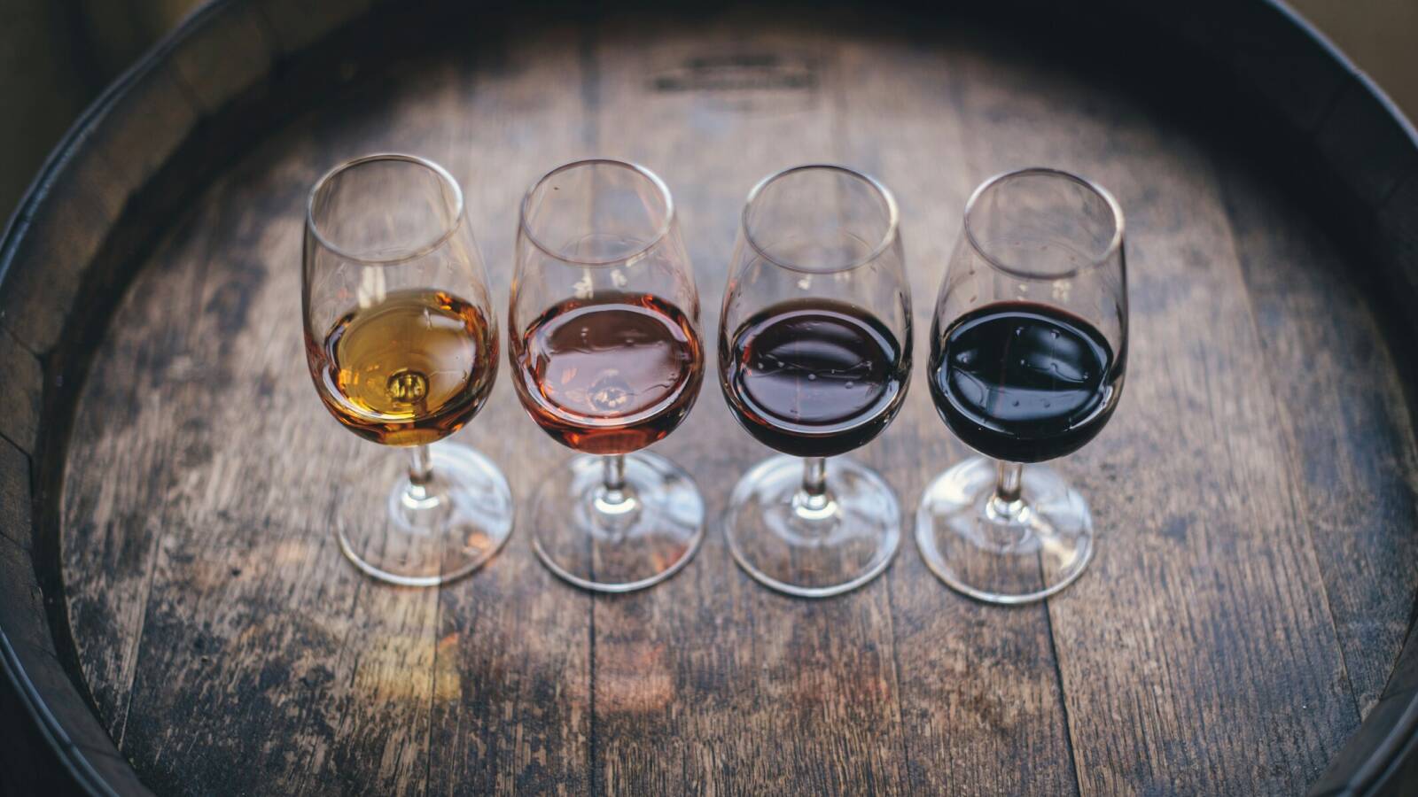 Diferentes colores de los vinos dulces seg&uacute;n la uva empleada y el m&eacute;todo de elaboraci&oacute;n