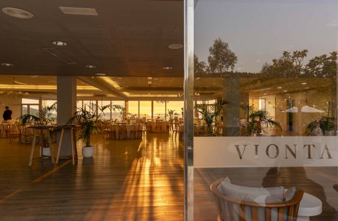Imagen del restaurante tomada desde la puerta de entrada