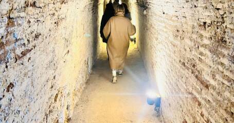 Imagen de personas visitando las cuevas subterráneas de la bodega.