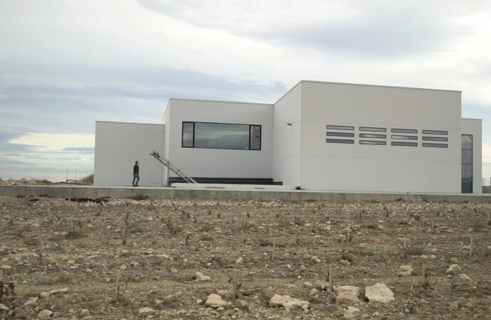Image of the winery's facade.