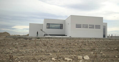 Imagen de la fachada de la bodega.